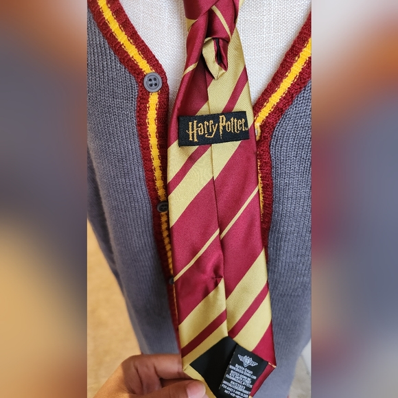 Harry Potter Gryffindor Cardigan, Glasses, and Tie Set - Picture 2 of 3